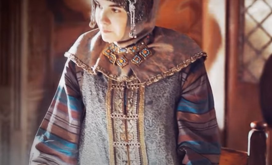 Mariya Andreeva as Sophia Palaiologina in head scarf and crown