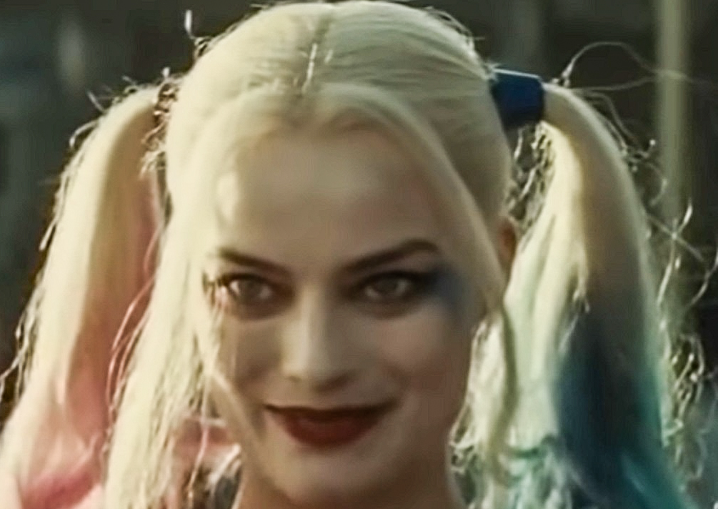 Screenshot: Harley Quinn (Margot Robbie) holding big hammer in her hands - from Suicide Squad (2016)