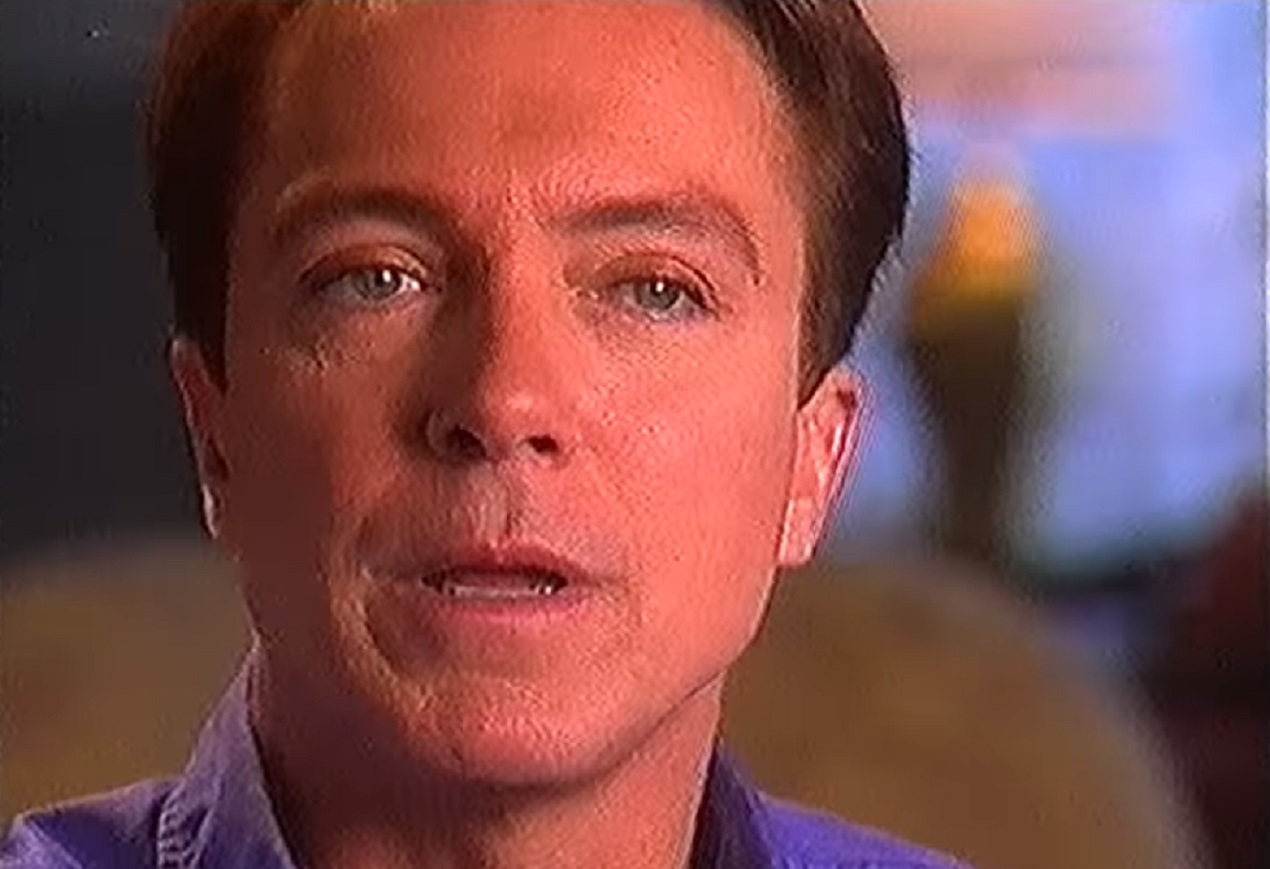 Screenshot: David Cassidy is looking at front and talking - from David Cassidy - The Last Session (2018)
