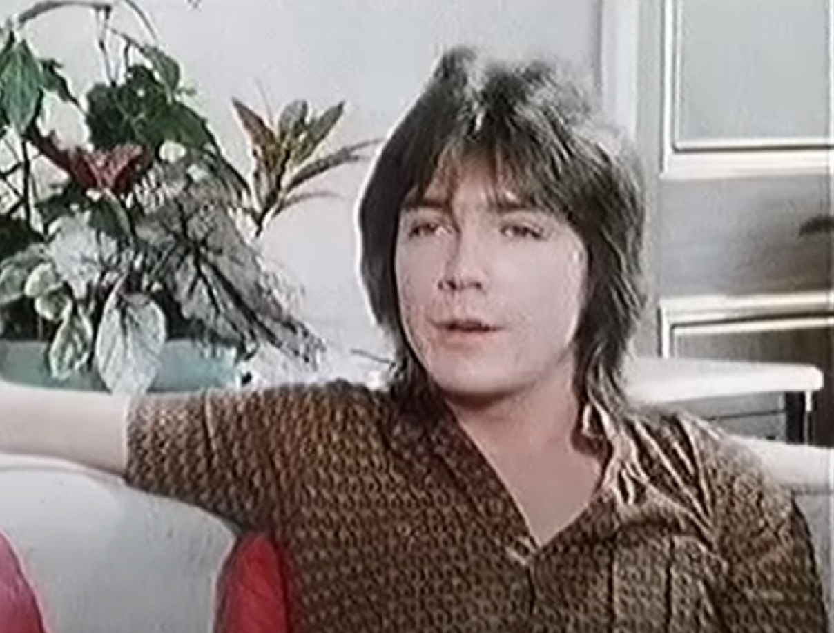 Screenshot: David Cassidy is seating on the sofa and talking - from David Cassidy: The Last Session (2018).
