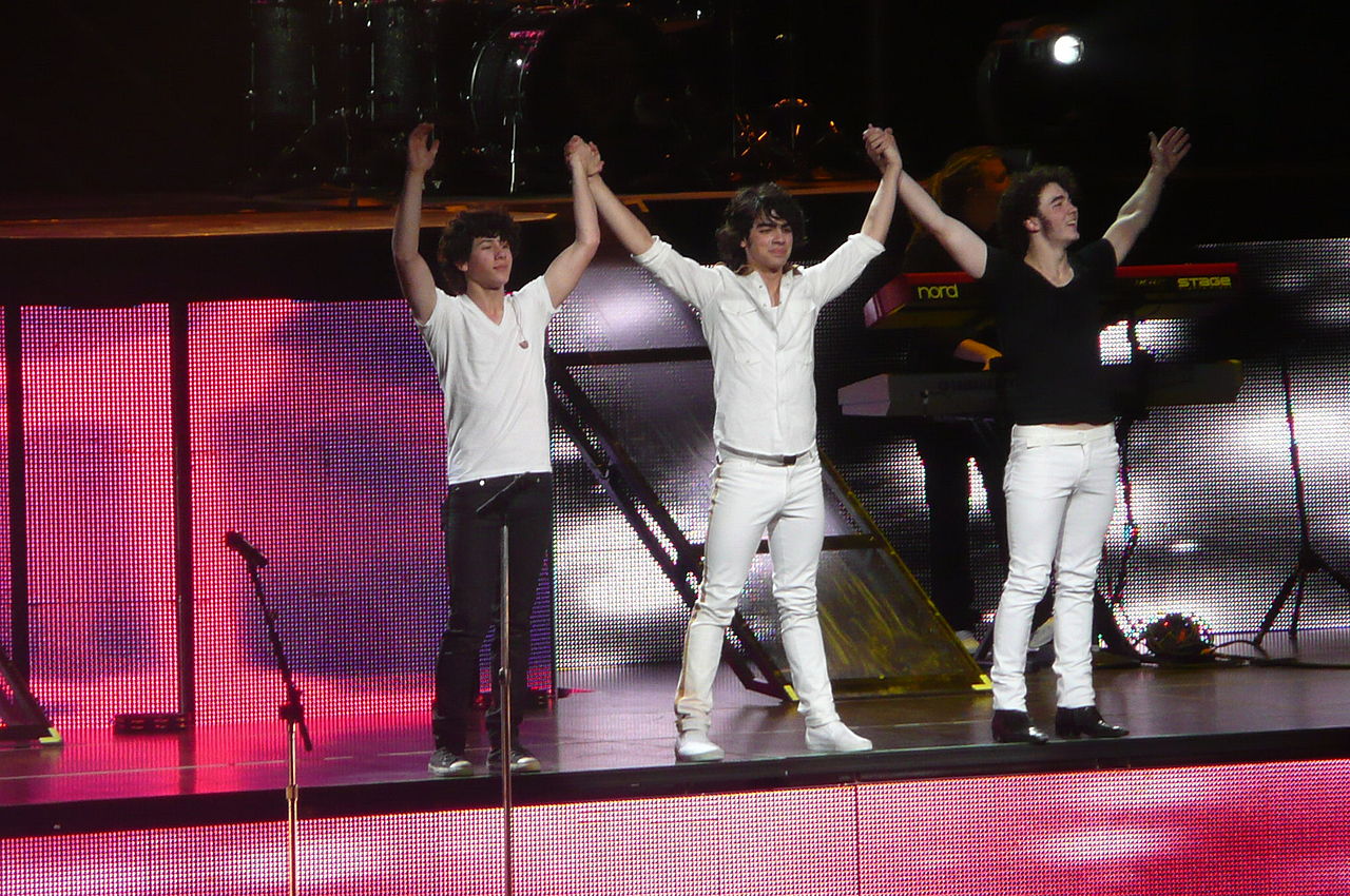 Jonas Brothers in concert 2008 on stage