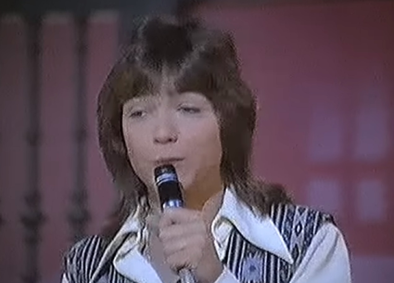 Screenshot: David Cassidy is performing live at stage - from David Cassidy: The Last Session (2018)