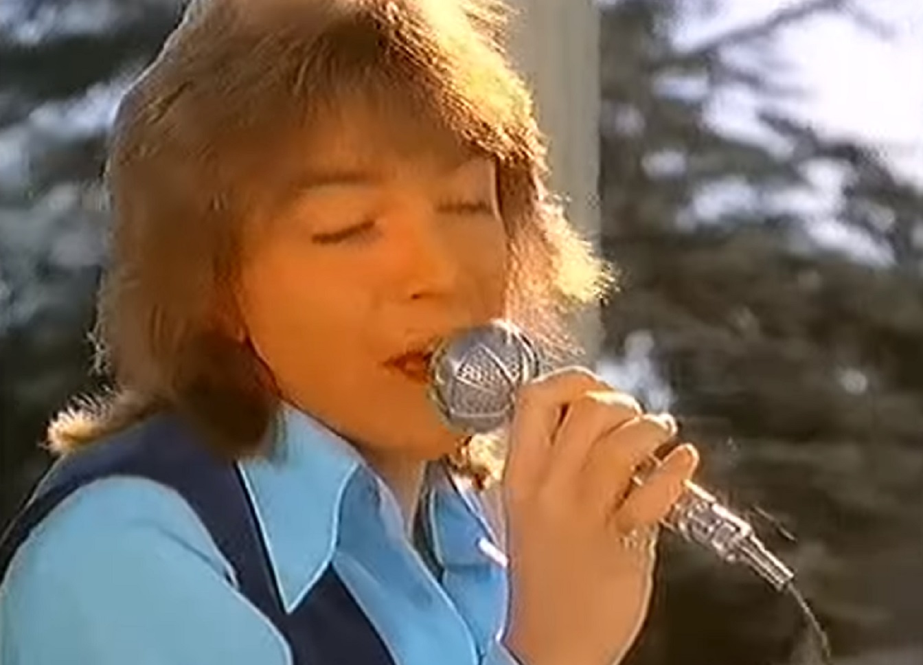 Screenshot: David Cassidy in blue shirt is performing outside - from David Cassidy - The Last Session (2018)