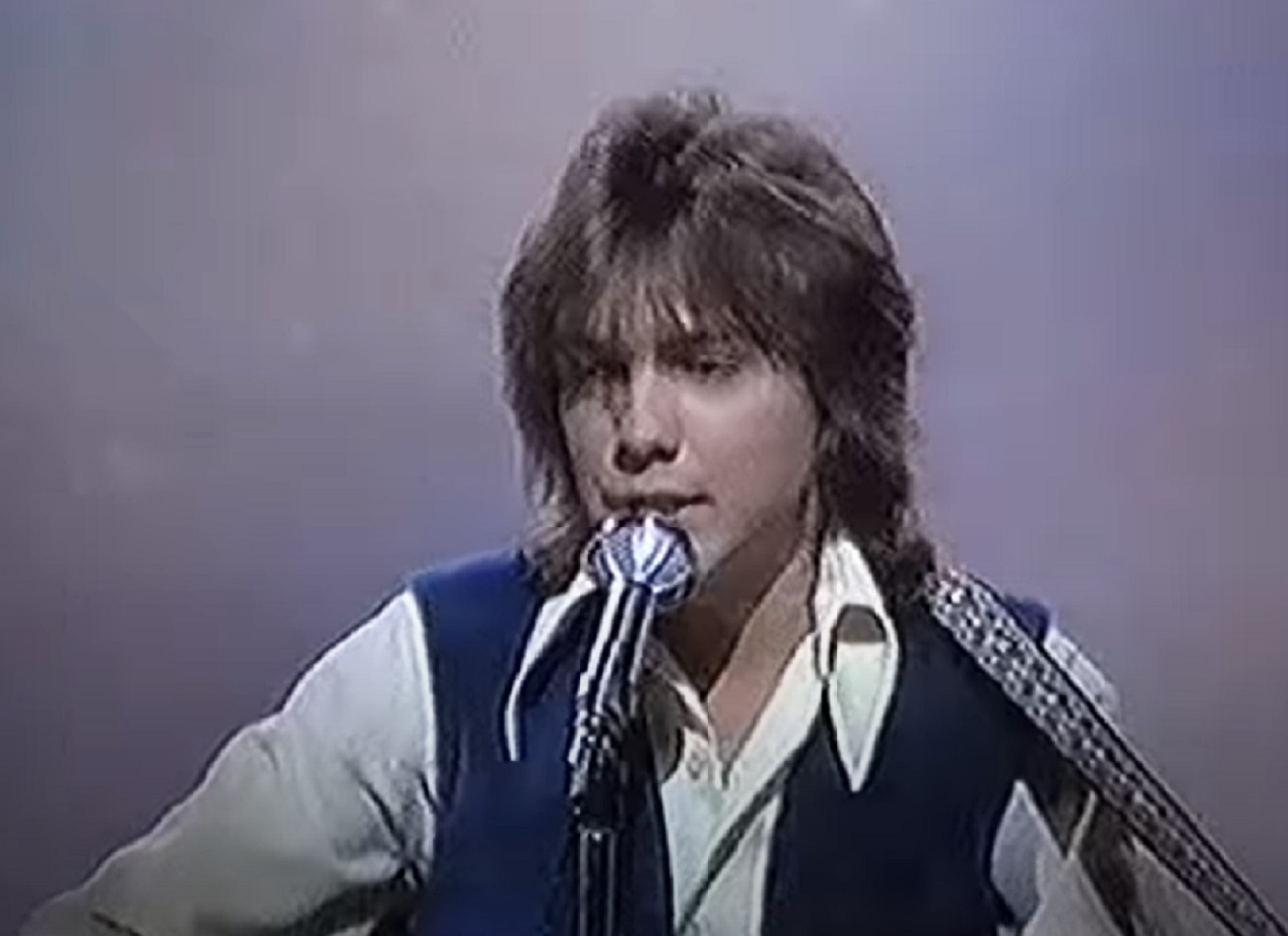 Screenshot: David Cassidy is performing live - from David Cassidy: The Last Session (2018)