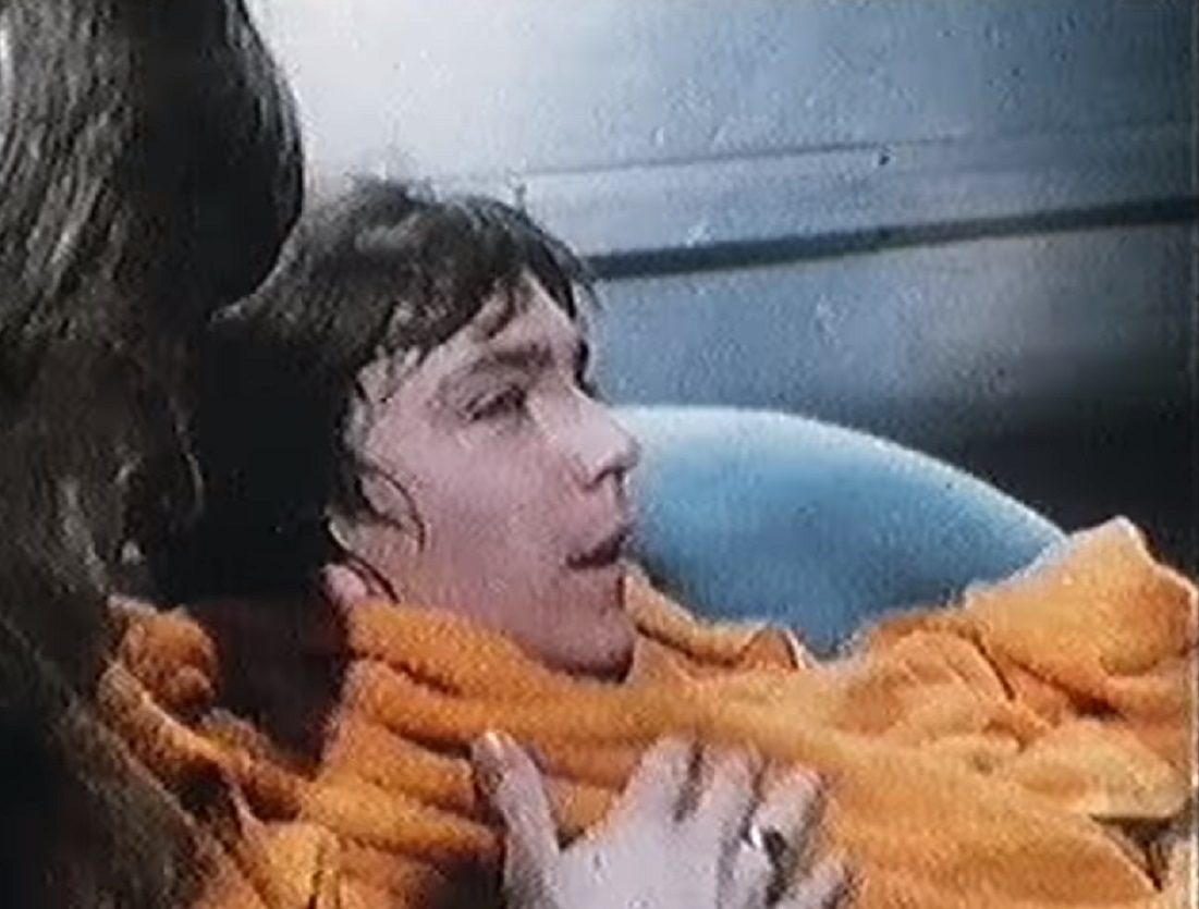 Screenshot: David Cassidy is seating on the sofa - from David Cassidy - The Last Session (2018)