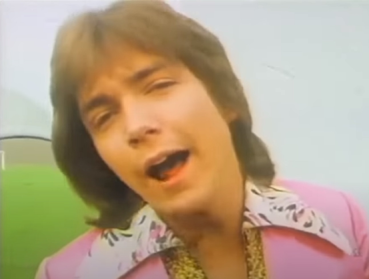 Screenshot: David Cassidy wearing pink shirt is singing - from David Cassidy - The Last Session (2018).