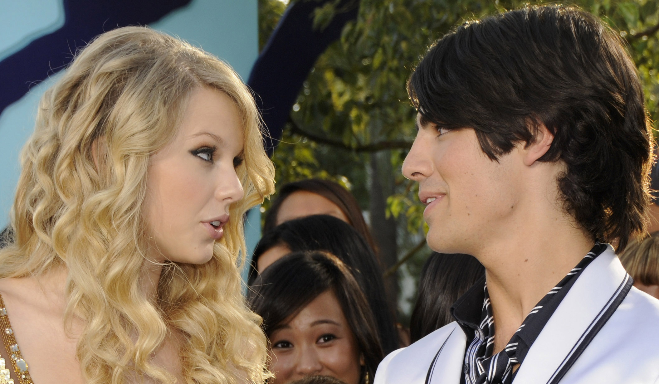Taylor Swift and Joe Jonas arrives on the red carpet of the 2008 MTV Video Music Awards at Paramount Pictures Studios on September 7, 2008