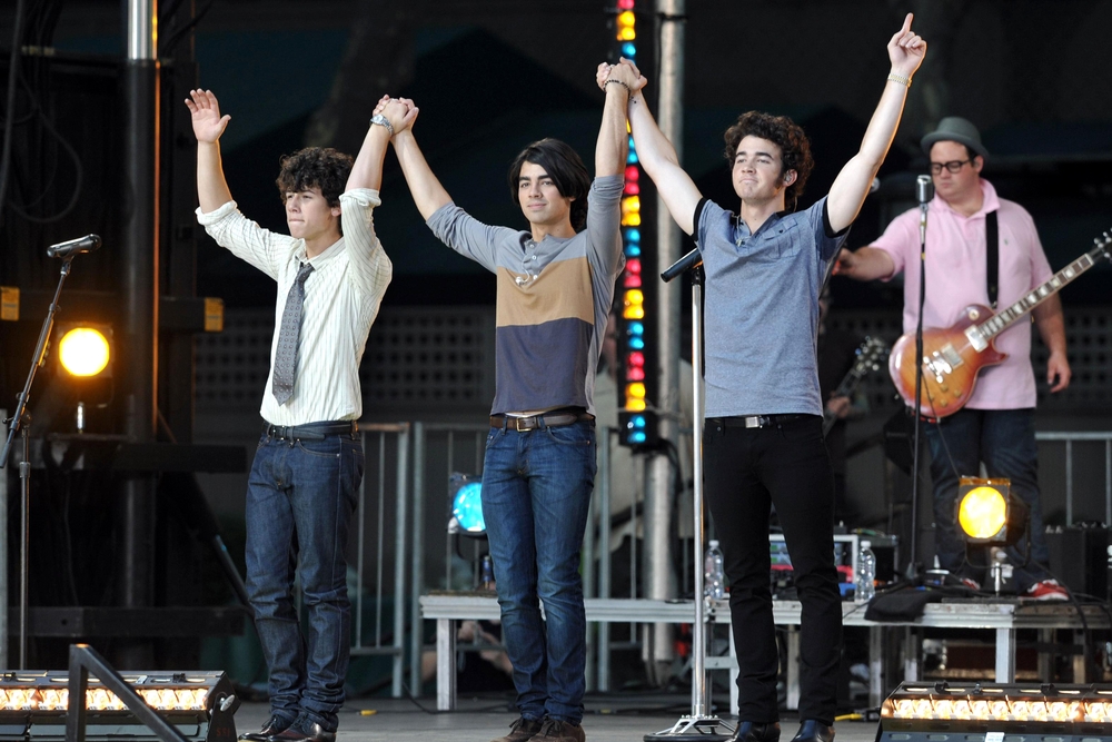 Nick Jonas, Joe Jonas, Kevin Jonas on stage