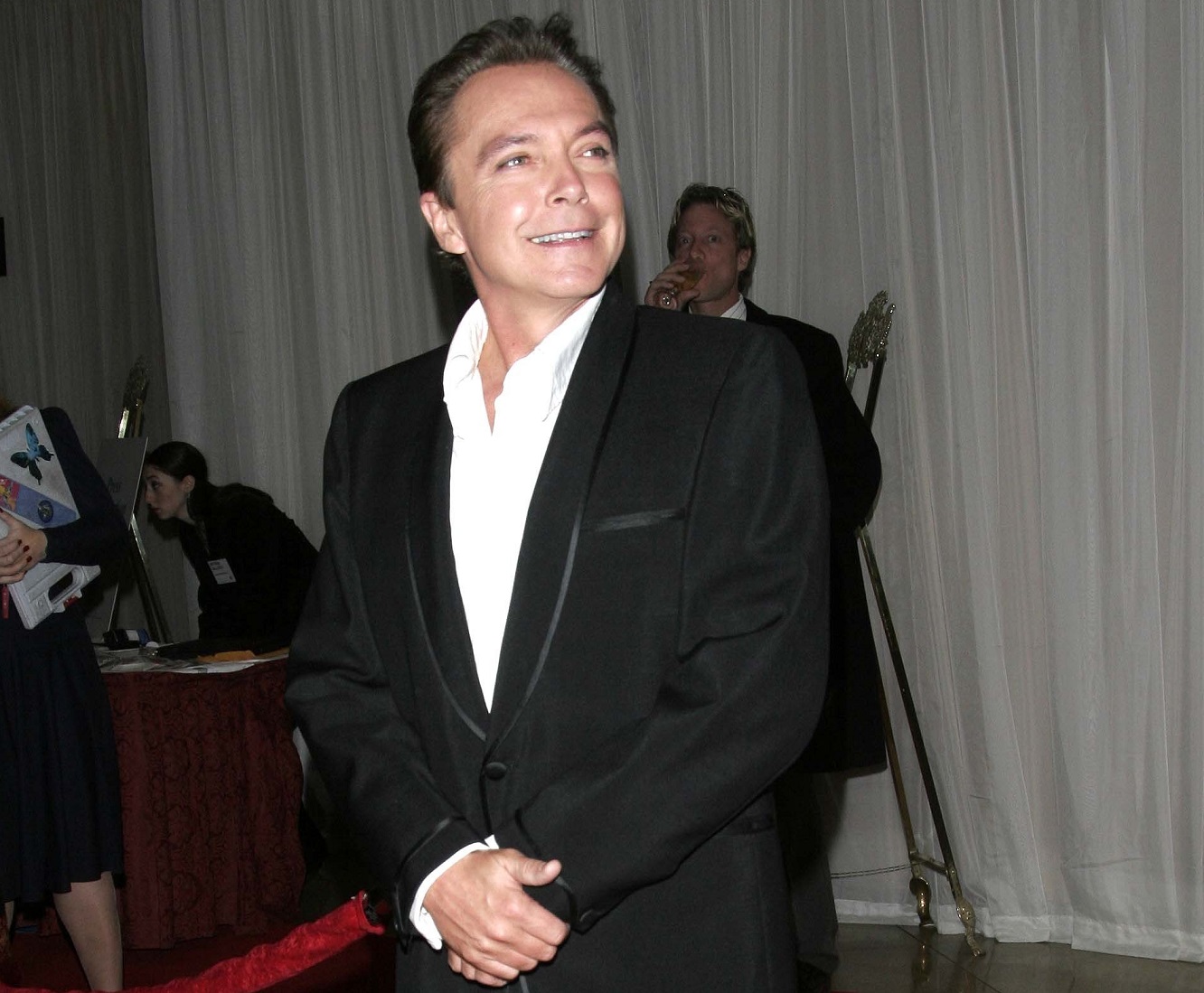 David Cassidy with white shirt and black suit is looking at side and smiling - 2004