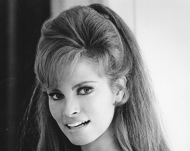 Grayscale Portrait Photo Of The Actress Raquel Welch smiling
