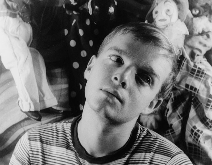 Grayscale Portrait Photo Of the writer Truman Capote with his had leaning to the the left