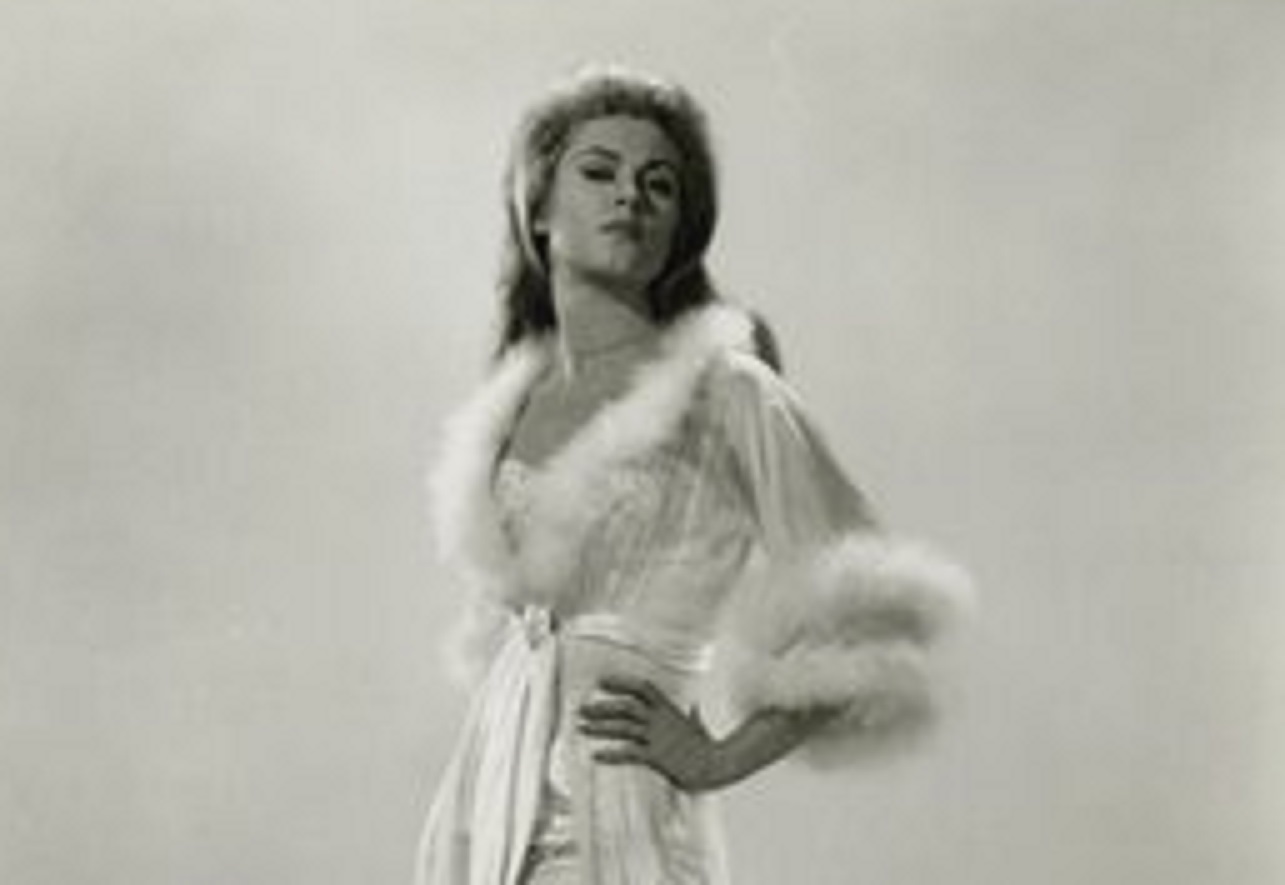 B&W portrait of Elizabeth Montgomery looking at camera.