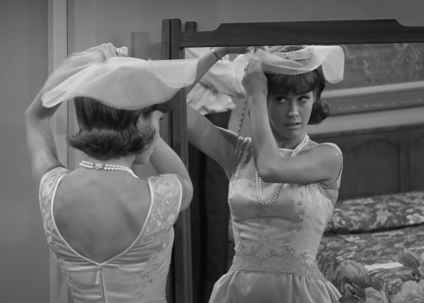 Mary Tyler Moore  in  Dick Van Dyke Show looking herself on a mirror