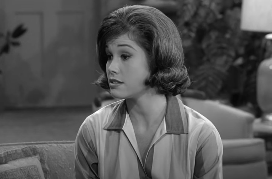 Mary Tyler Moore  in  Dick Van Dyke Show  in colorful shirt