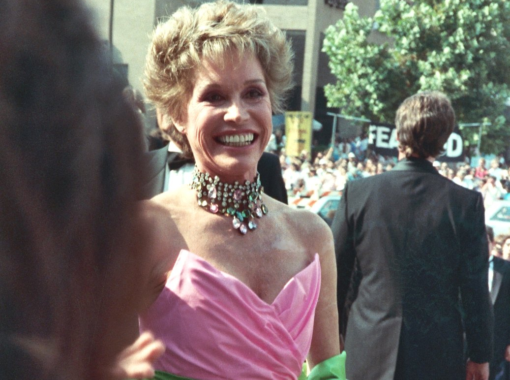 Mary Tyler Moore in August 1988 in pink dress