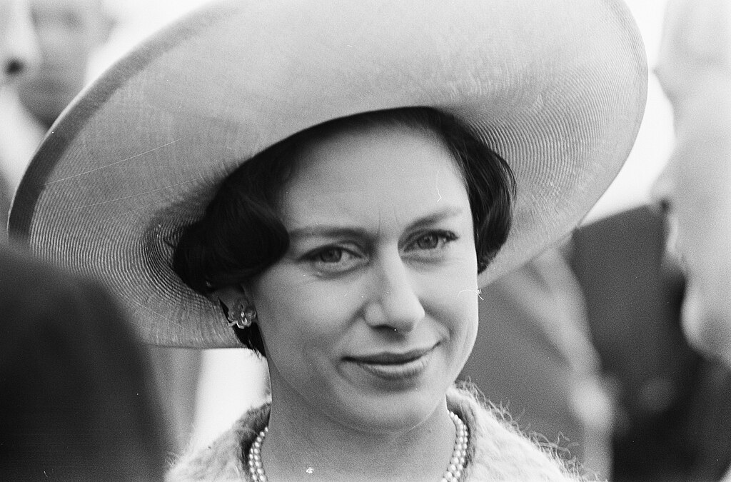Grayscale Portrait Photo Of Princes Margaret wearing a pearl necklace and big white hat