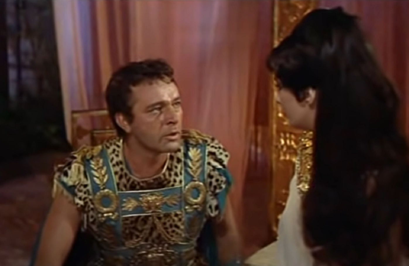 Screenshot: Mark Antony (Richard Burton)&(Elizabeth Taylor) Cleopatra  are talking - from Cleopatra (1963)