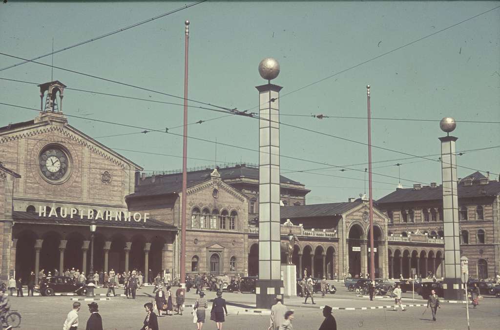 Photo oh Munich Hauptbahnhof in the 1940's, people in the front