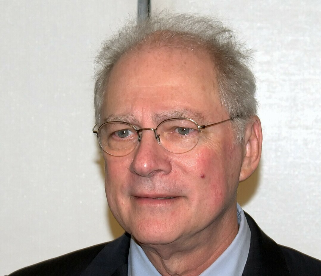 Portrait photo of the director Barry Levinson at the 2009 Tribeca Film Festival premiere of Poliwood, wearing a black suit