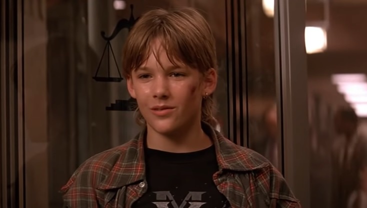 Screenshot of the actor Brad Renfro from the Movie The Client (1994) depicting a boy, facing the camera