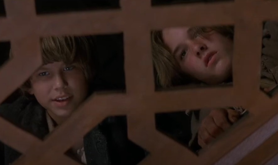 Screenshot of the actors Brad Renfro and Jonathan Taylor Thomas from the Movie Tom and Huck (1995) depicting Tom Sawyer and Huckleberry Finn