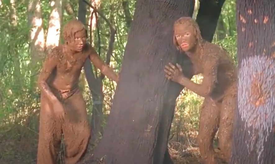 Screenshot of the actors Brad Renfro and Jonathan Taylor Thomas from the Movie Tom and Huck (1995) depicting Tom Sawyer and Huckleberry Finn