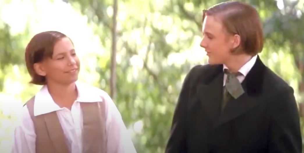 Screenshot of the actors Brad Renfro and Jonathan Taylor Thomas from the Movie Tom and Huck (1995) depicting Tom Sawyer and Huckleberry Finn,