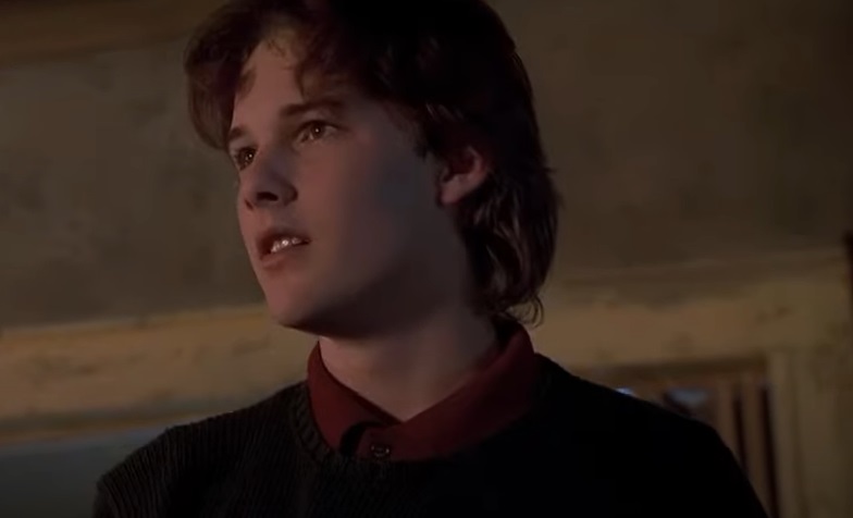 Screenshot of the actor Brad Renfro from the Movie Apt Pupil (1995) depicting a teenager, looking to the left
