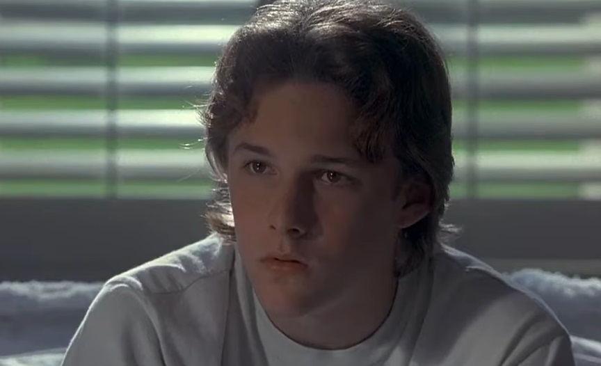 Screenshot of the actor Brad Renfro from the Movie Apt Pupil (1995) depicting a teenager, facing the camera