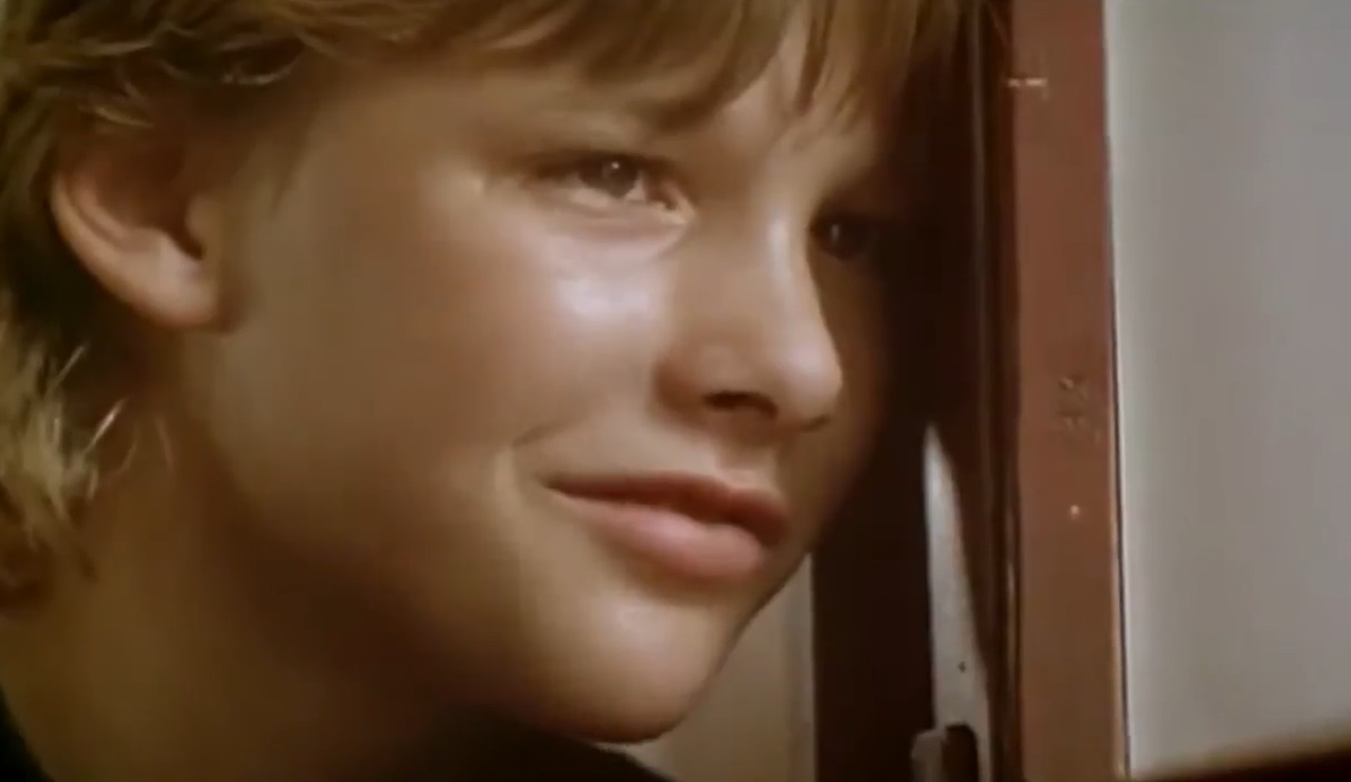 Screenshot of the actor Brad Renfro from the Movie The Client (1994) depicting a portrait of a boy smiling