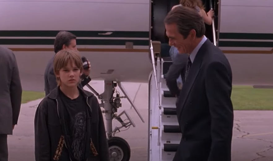 Screenshot of the actors Brad Renfro and Tommy Lee Jones from the Movie The Client (1994) standing on an airport