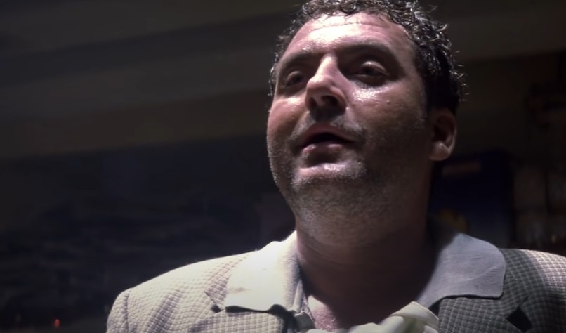 Tom Sizemore  in Enemy of the State in beige suit