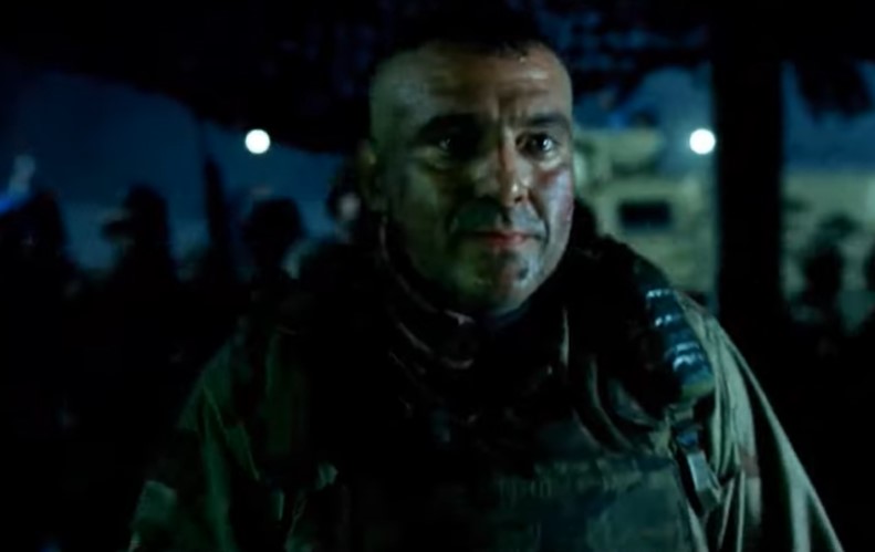 Tom Sizemore in Black Hawk Down  in uniform