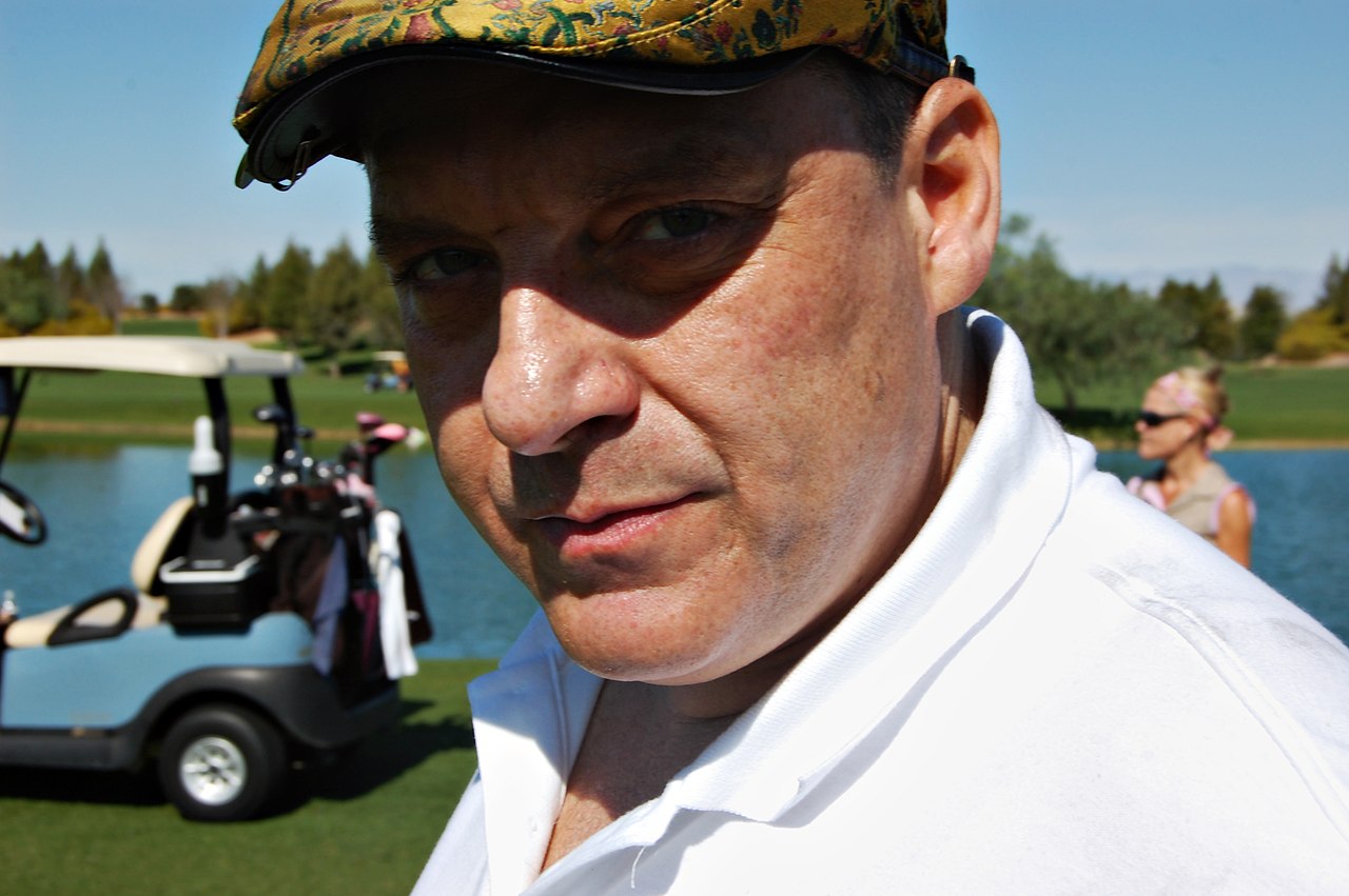 Tom Sizemore in white shirt and hat