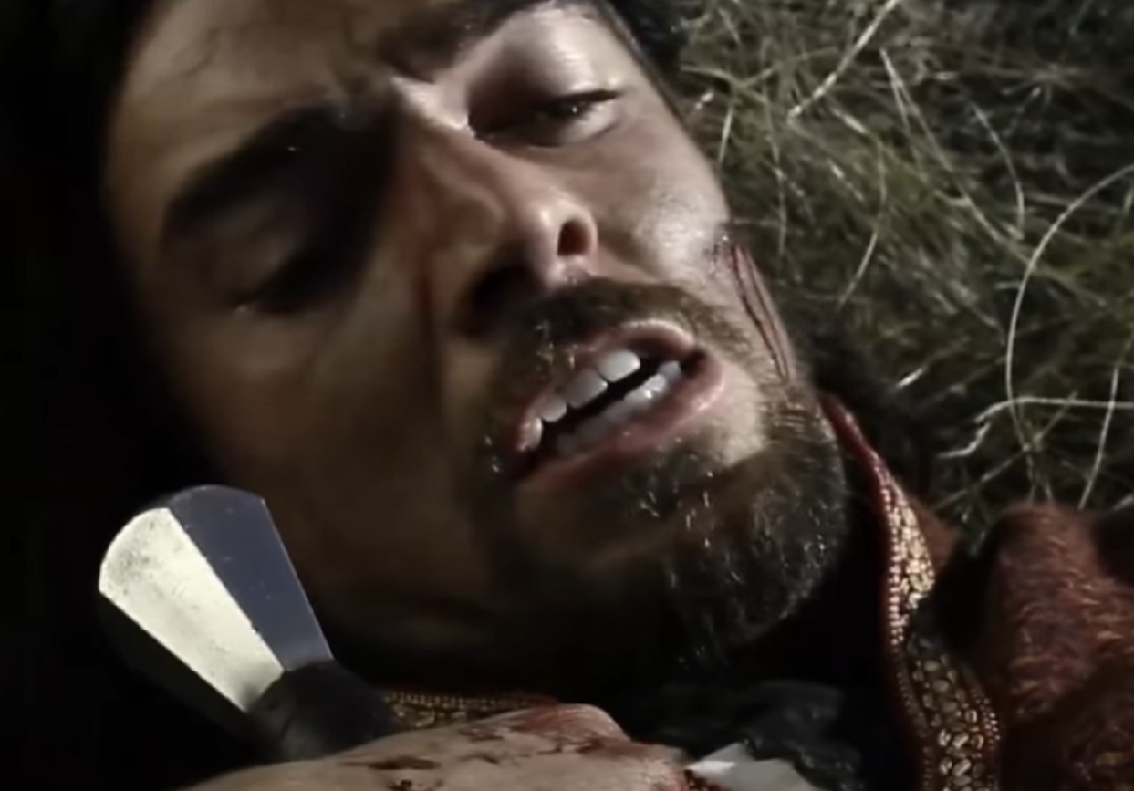Screenshot: Richard I laying on the ground in pain and looking at front  from - Richard the Lionheart (2013)