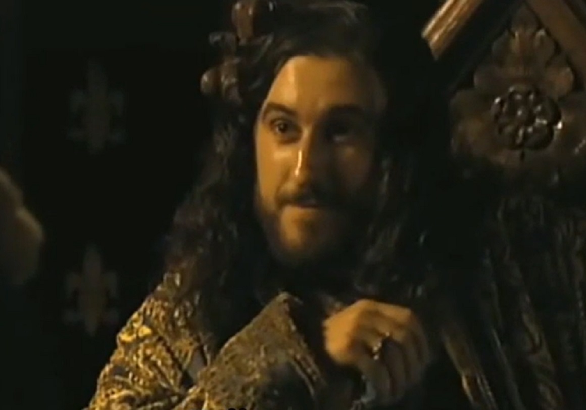 Screenshot of Charles VIII of France with long hair looking at front smiling - from Isabel (2011-2014)