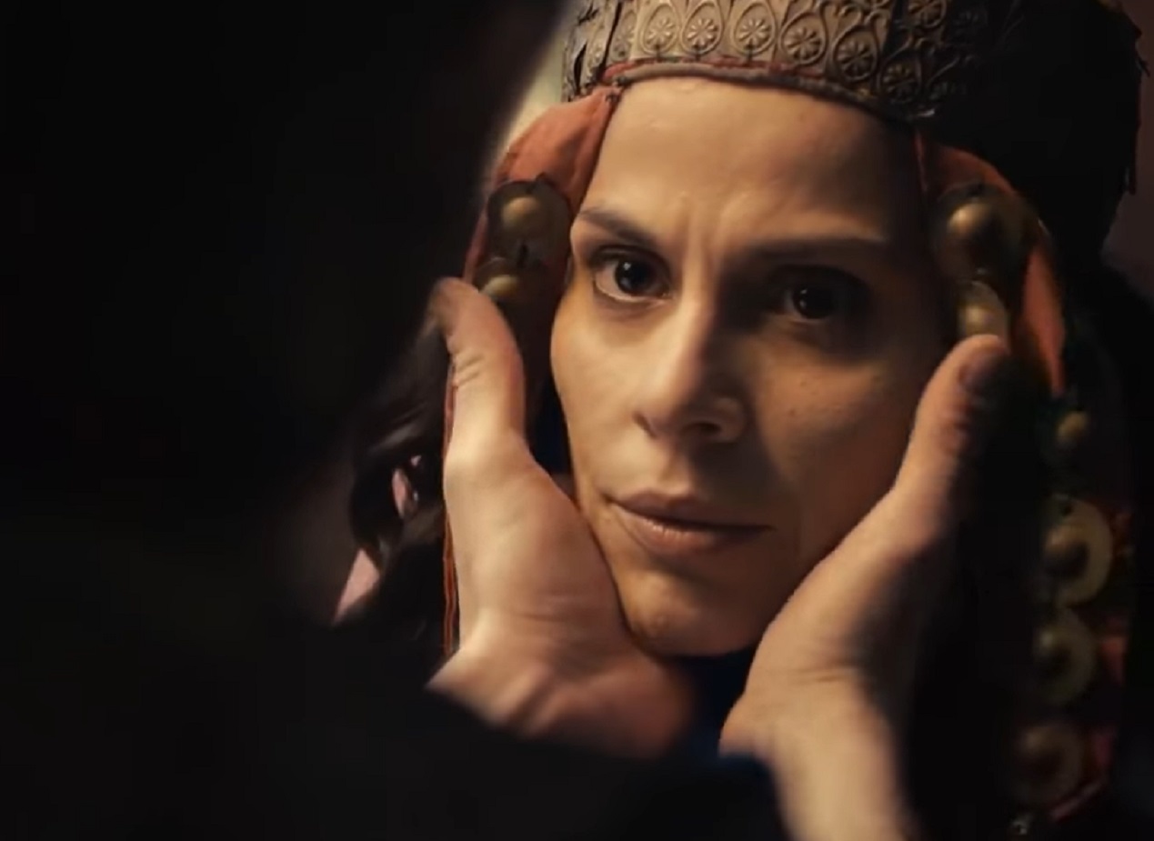 Screenshot of Roxana, wife of Alexander the Great looking at him - from Alexander the Great (2014)