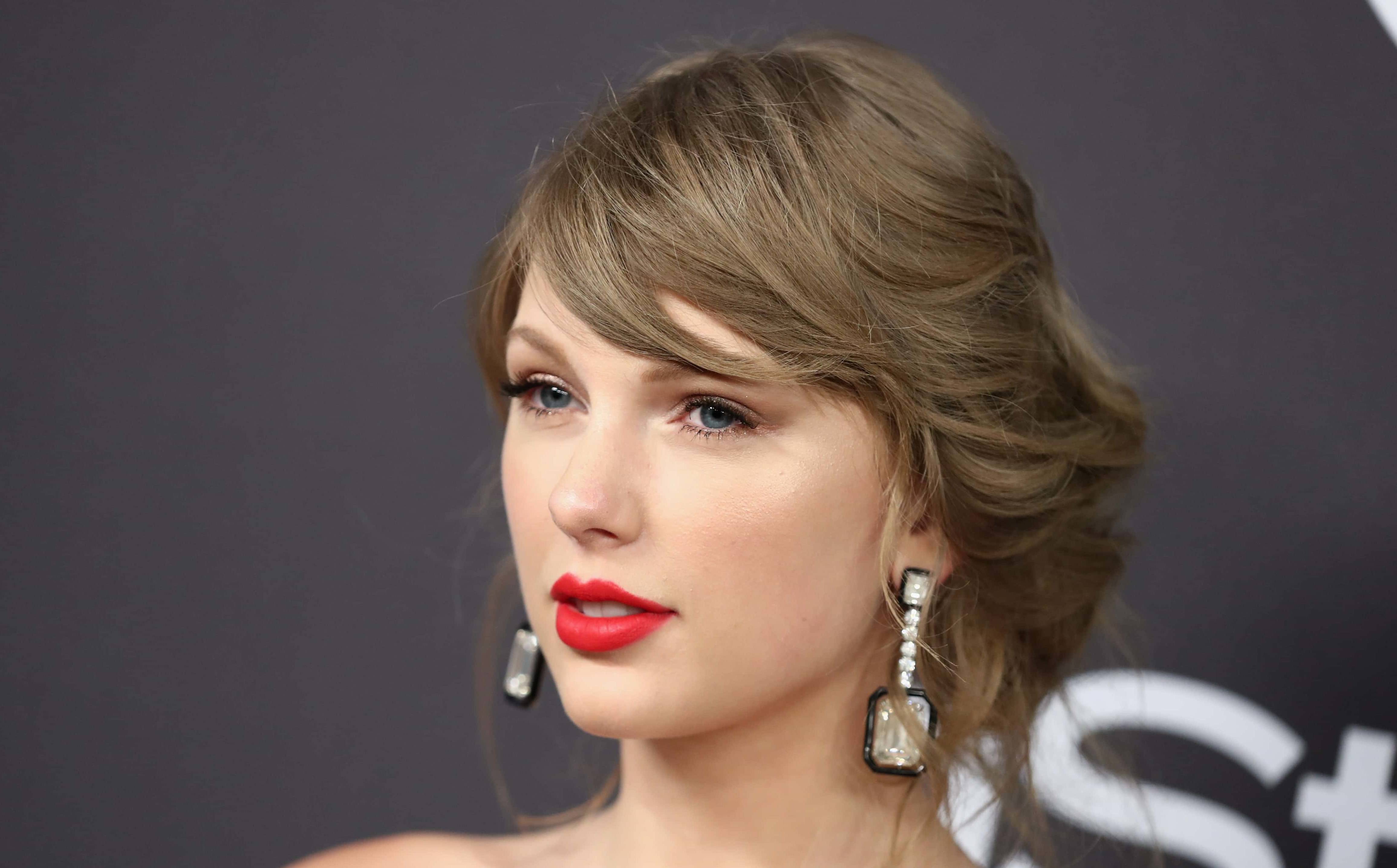 Taylor Swift attends the InStyle And Warner Bros. Golden Globes After Party at The Beverly Hilton Hotel in Beverly Hills