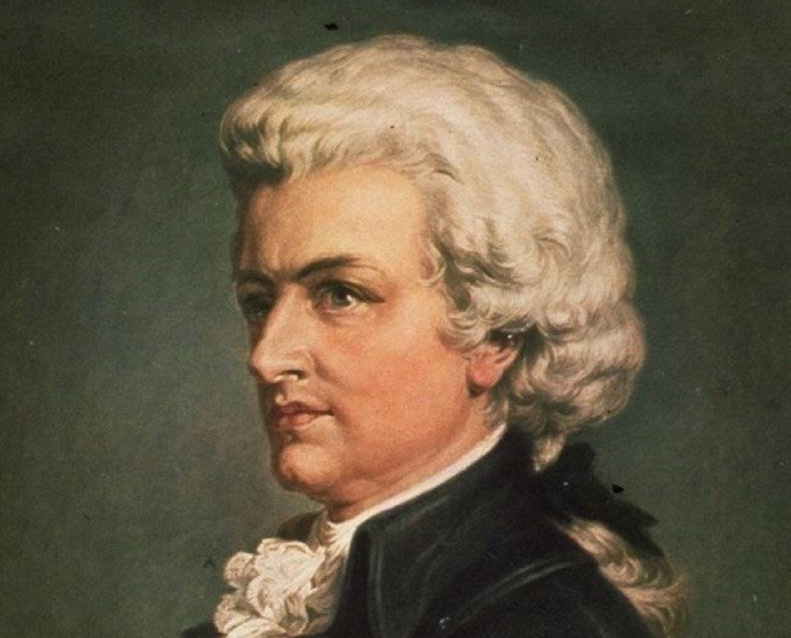Portrait painting of Wolfgang Amadeus Mozart looking at side.