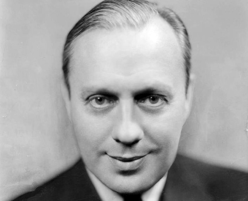 Jack Benny  in suit
