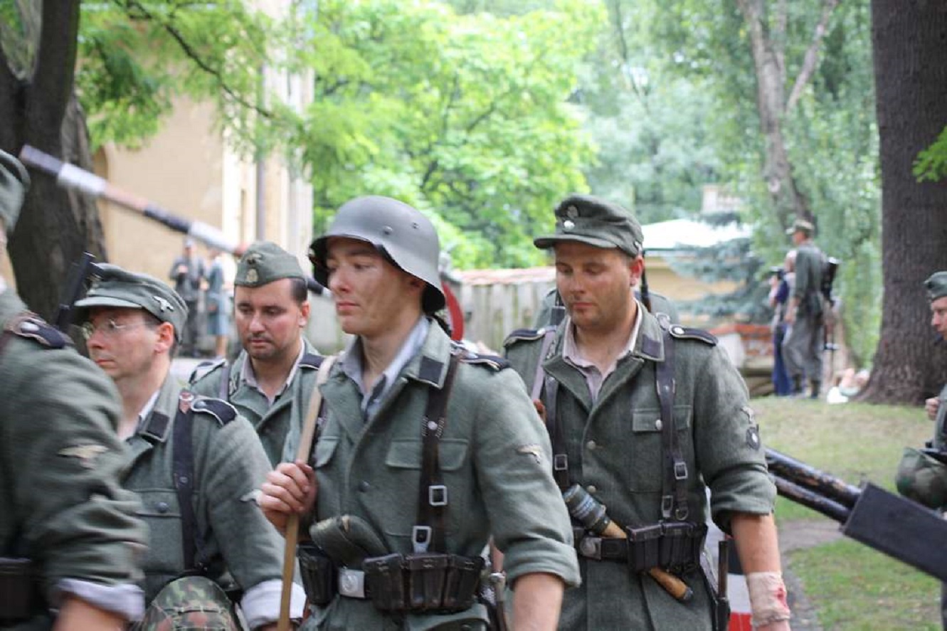 Waffen SS - soldiers walking outside - 1944