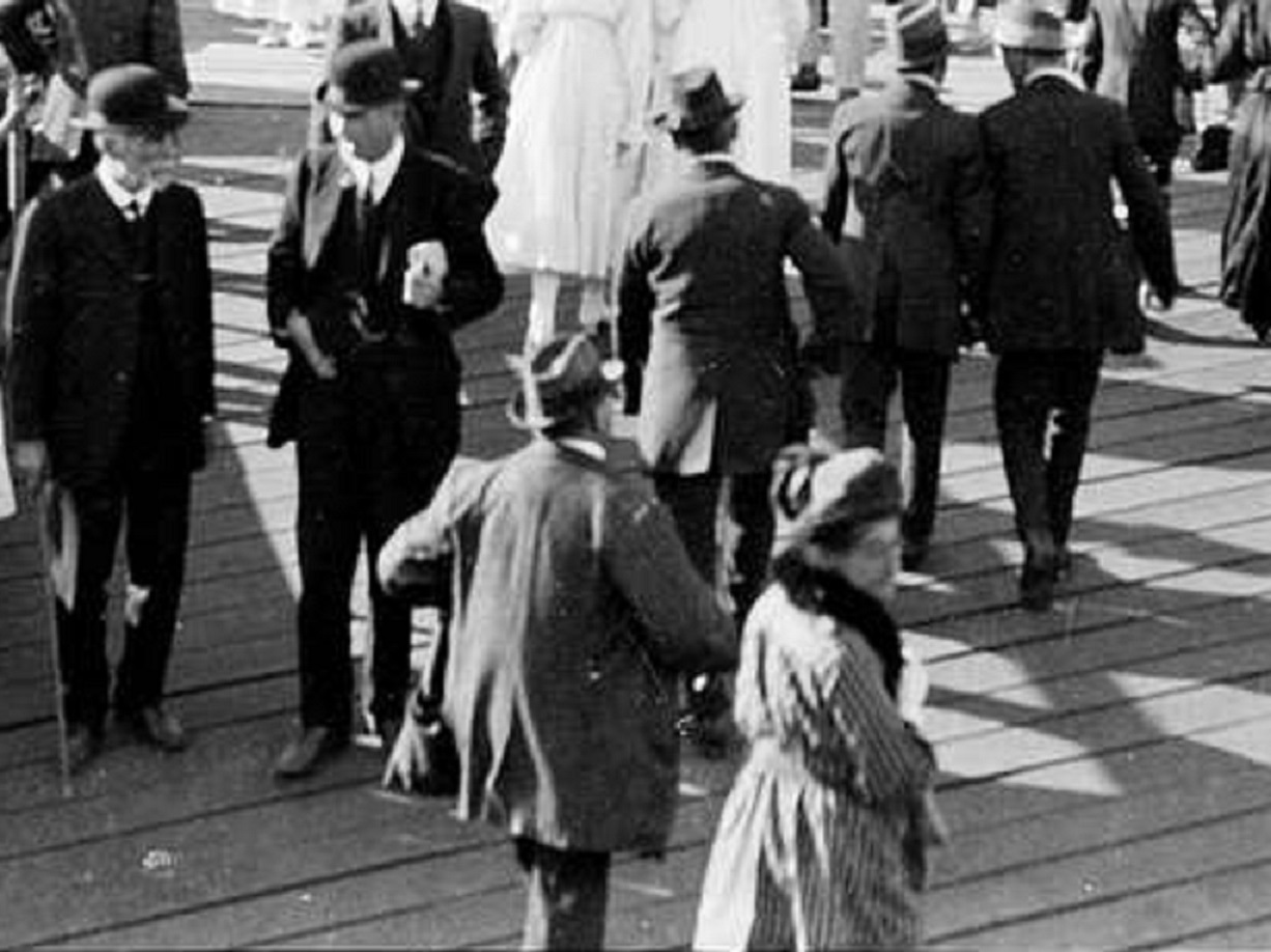 Crowds arriving, Taronga Park, ca. - 1916