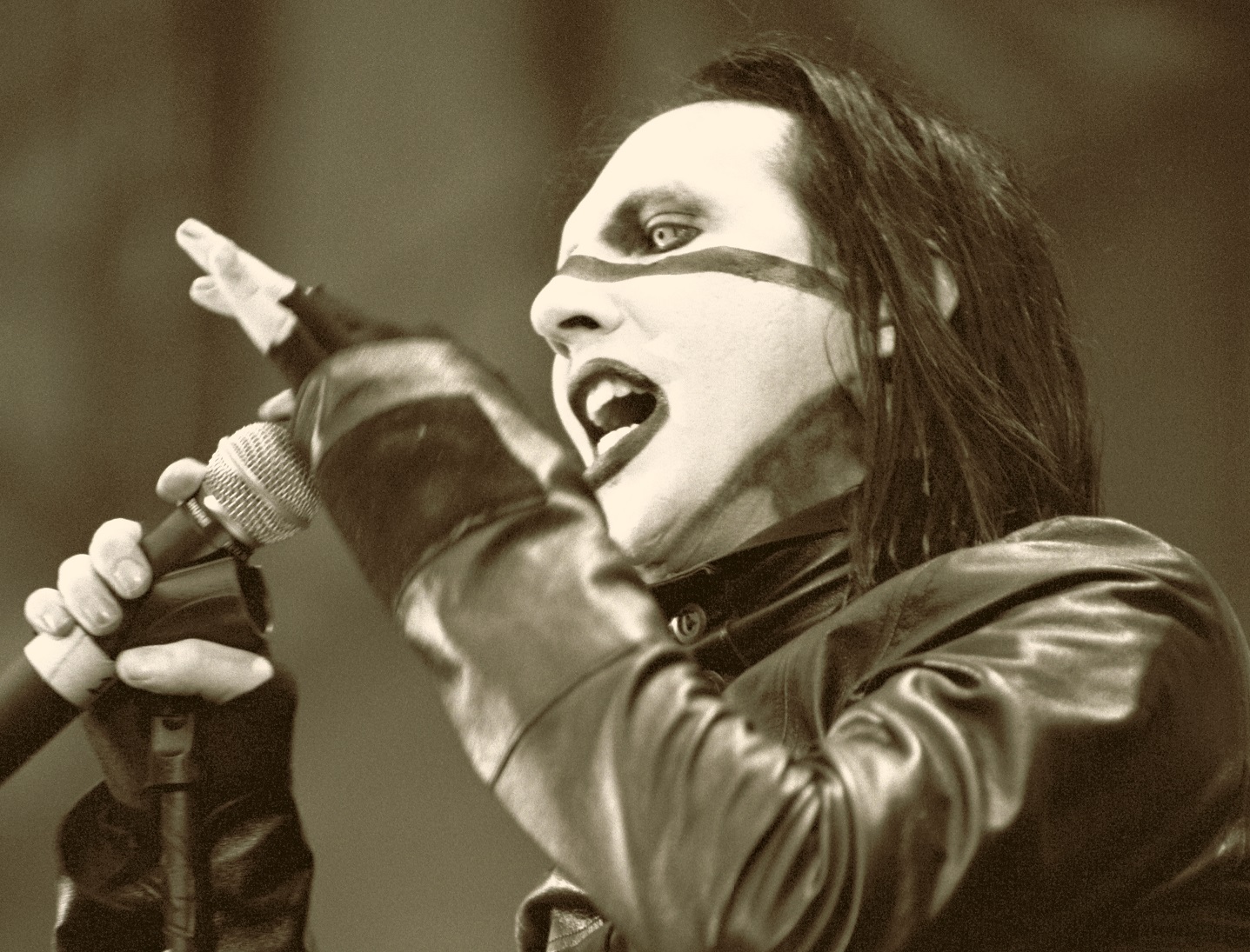 Marilyn Manson entertains live in concert June 22, 2001