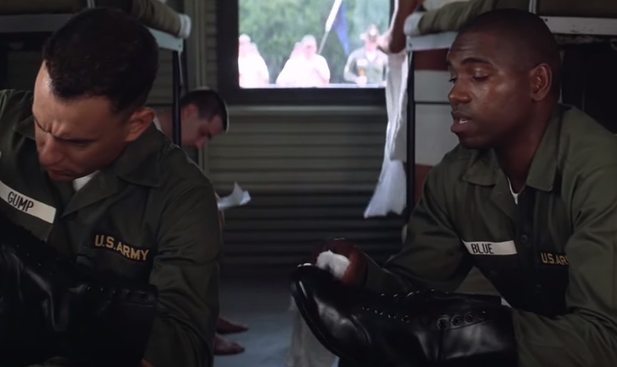 Forrest (Tom Hanks) meets Bubba (Mykelti Williamson)