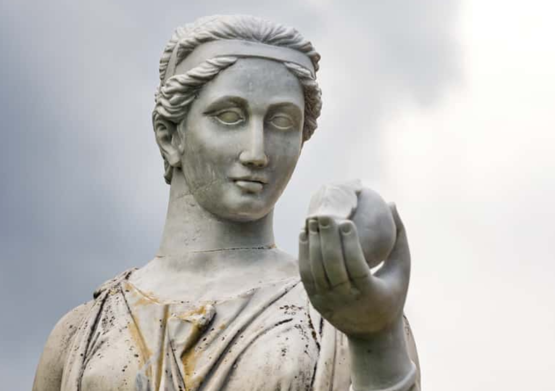 Shutterstock_357125162 Marble statue of the Greek goddess Hera or the Roman goddess Juno, holding an apple of discord in the park of the Palace and park complex Estate of G. Galagan. Sokyryntsi village, Ukraine - Image