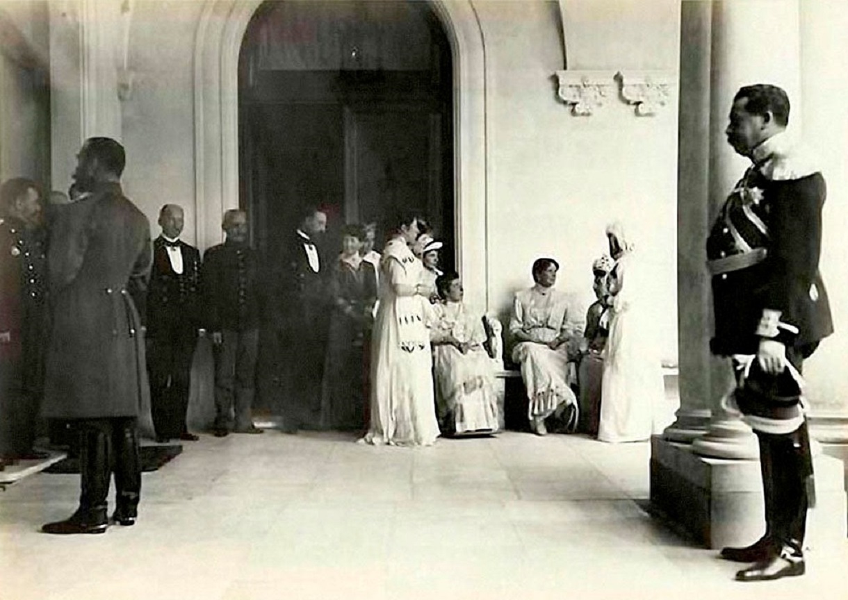 Russian tsar, Nicholas II, and his family in Livadiya, Crimea. - 1915