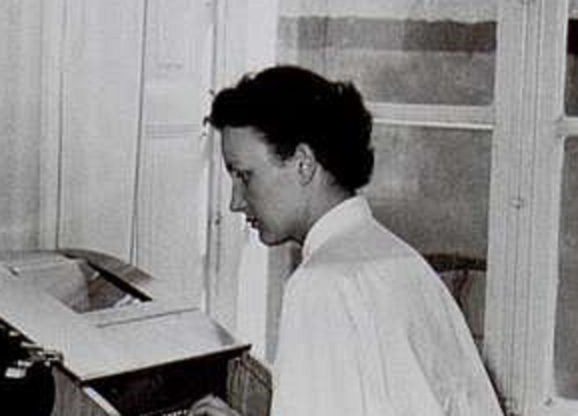 Woman at Telegraaf station - 1950