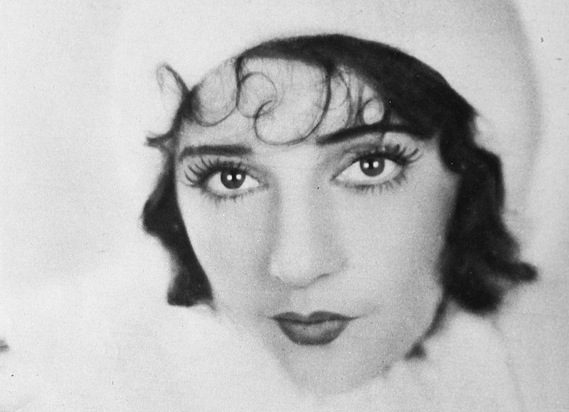 Grayscale portrait photo of the actress Bebe Daniels in a white dress