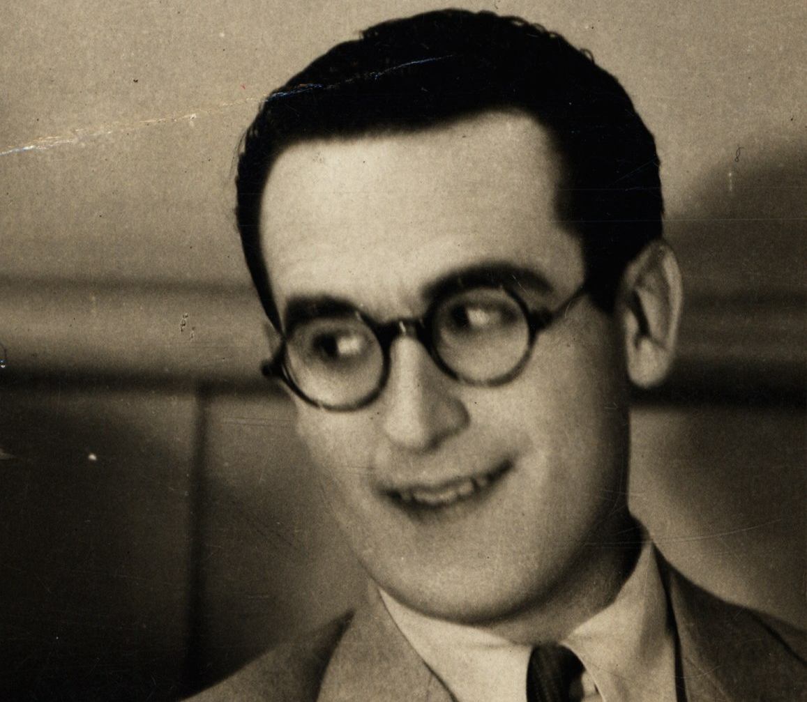 Grayscale Portrait Photo of the Actor Harold Lloyd looking side ways wearing a suit an tie