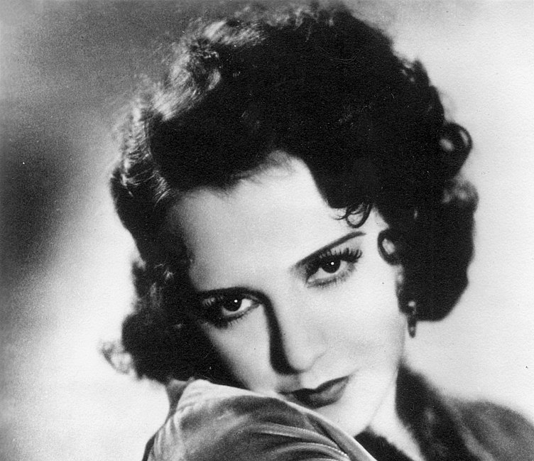 Grayscale photo of the Actress Bebe Daniels wearing a dark clothes